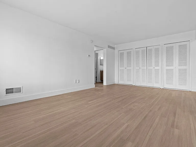 Bloomfield Square Apartments - Auburn Hills, MI — Photo 9