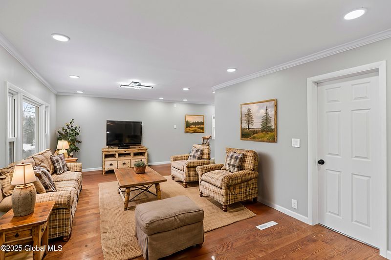 2nd image of 16 Dartmouth Street