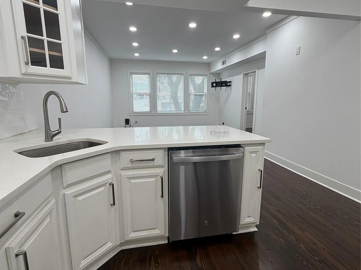 2 bed, 1.0 bath, 1200 sqft, $4,000 — Photo 3