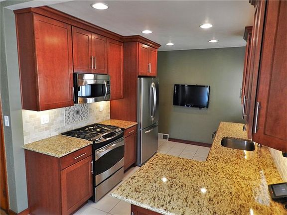 5th image of 610 Sewickley St