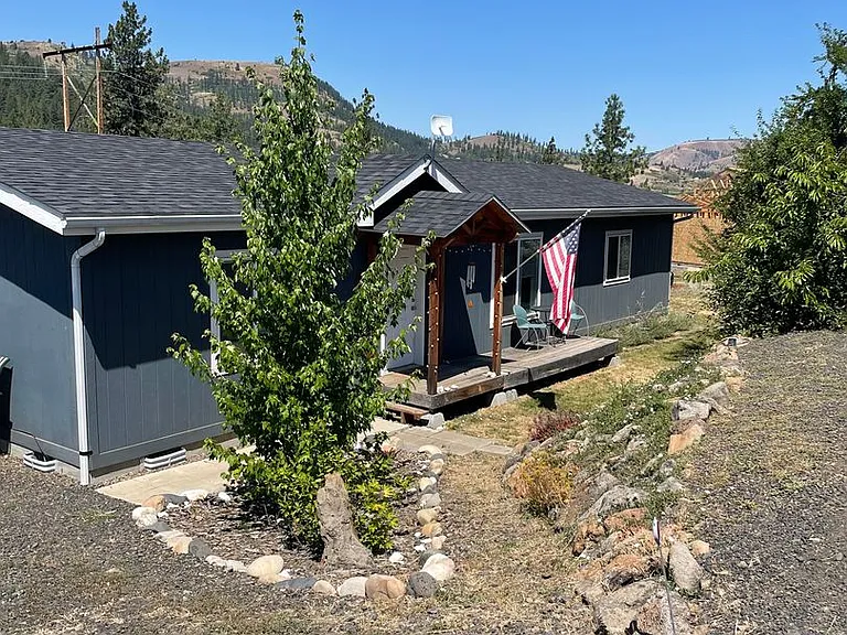 820 Crest Dr — Photo 2