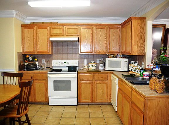 4th image of 2622 Leslie St #3