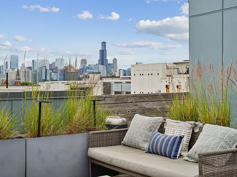 Luxe on Chicago — Photo 11