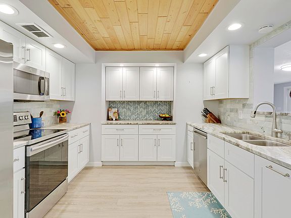 3rd image of 19185 SE Southgate Drive