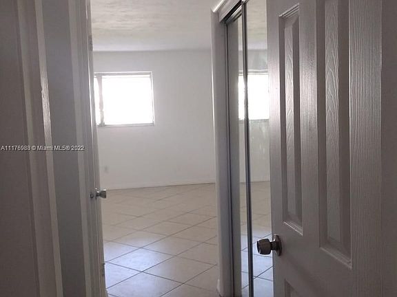 5th image of 1530 NE 191st St APT 320