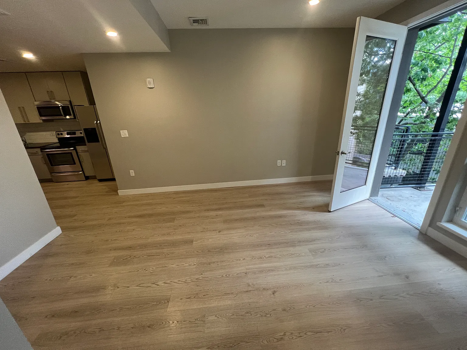 3 bed, 1000 sqft, $4,350 — Photo 1