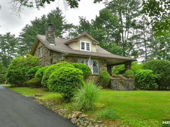 26 Monroe St, Waldwick, NJ 07463