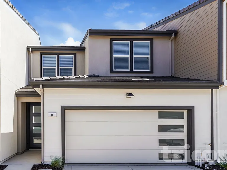 18 Adella Pl — Photo 1