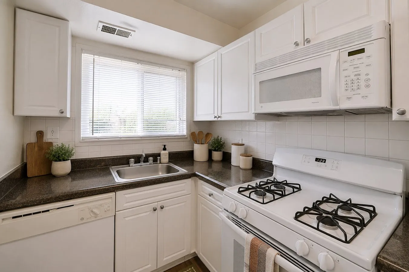 Lynbrook at Mark Center Apartment Homes — Photo 3