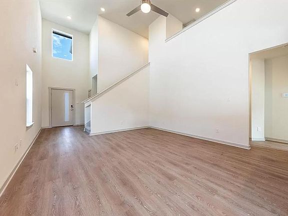 4th image of 1117 New Hampton Way
