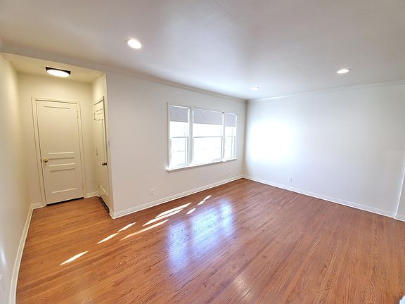 2nd image of 1403 W Victory Blvd