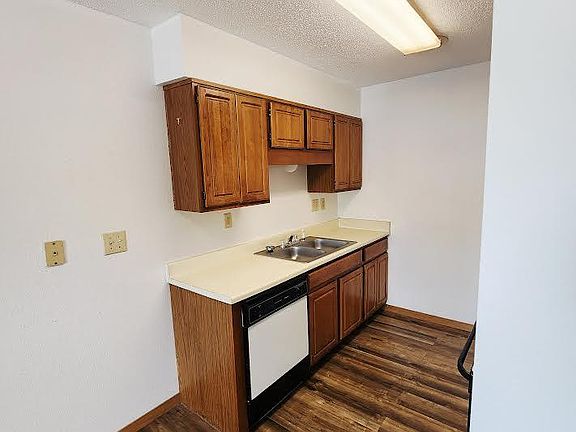 5th image of 180 Ashwood Dr #D