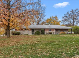 2 Dorclin Ln, Saint Louis, MO 63128