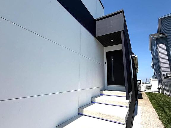 3rd image of 1028 N Shore Dr