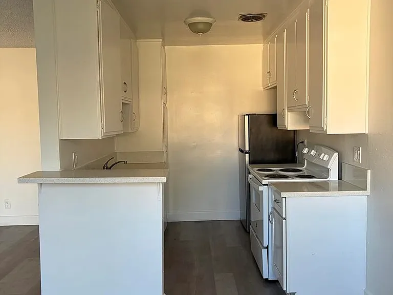 15040 Parthenia St #8 — Photo 7