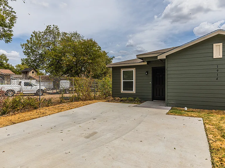 1914 Herring Ave — Photo 14
