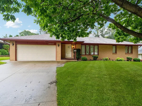 2015 70th St, Windsor Heights, IA 50324