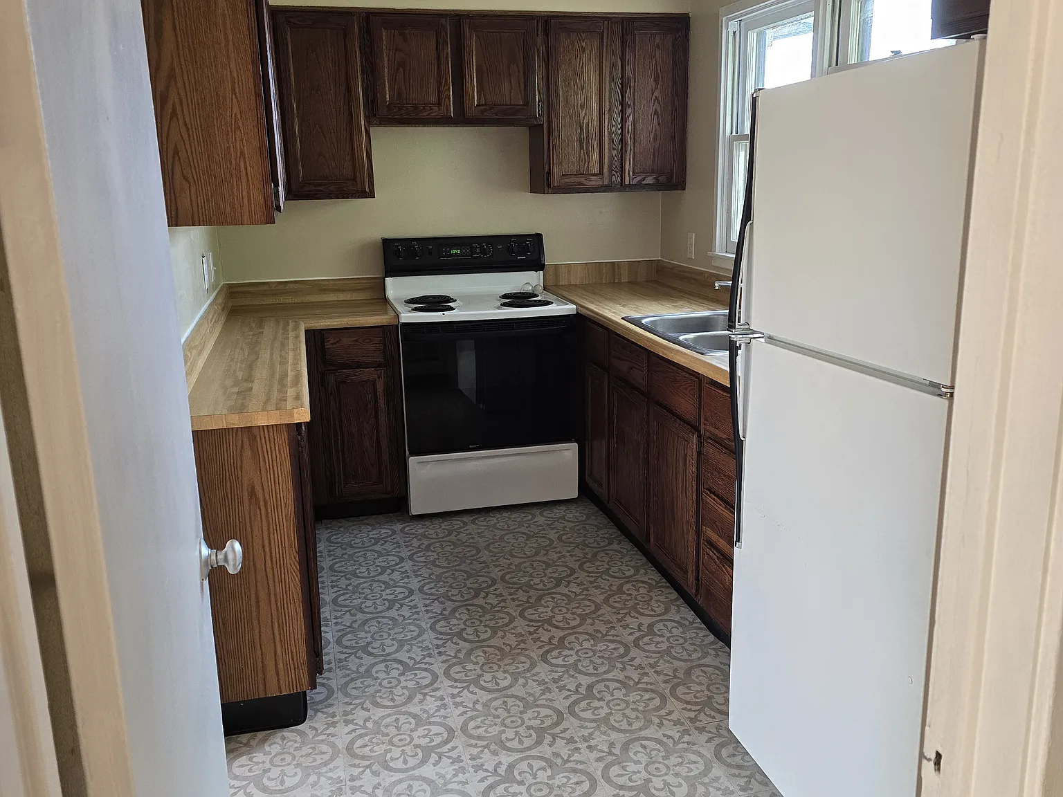 3 bed, 1250 sqft, $795 — Photo 2