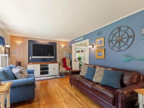 5th image of 599 Essex Ave