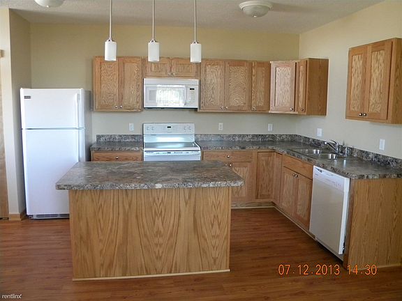 kitchen island with dimmable pendant lighting!