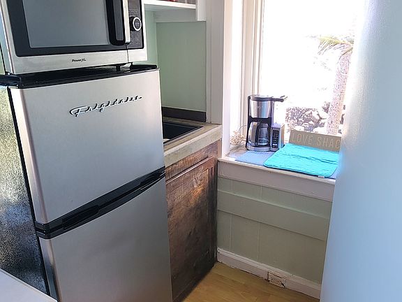 Kitechenette with hot plates and toaster oven.