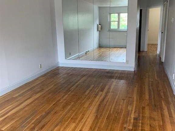 5th image of 938 Olmstead Ave