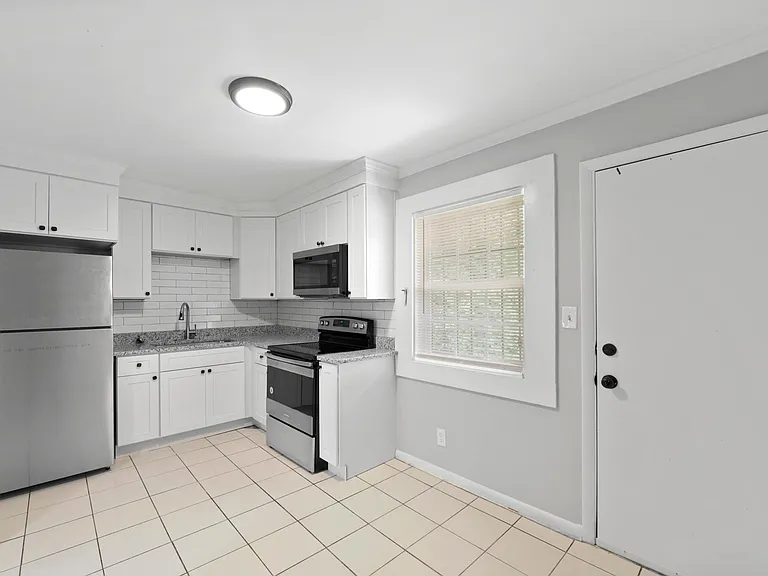 1584 Line St — Photo 2