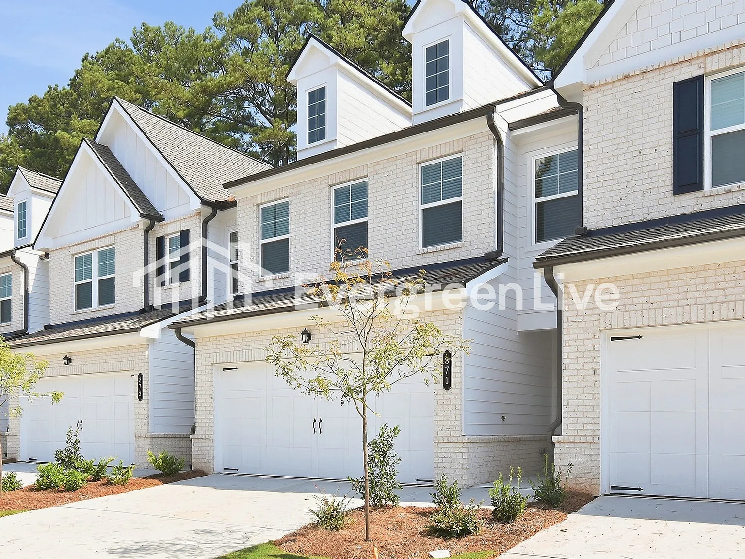 3 bed, 2.5 bath, 1810 sqft, $2,135 — Photo 2