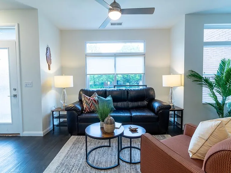 The King Apartments — Photo 7