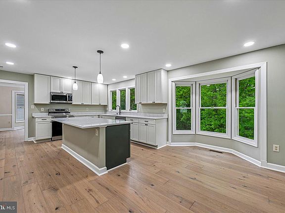3rd image of 10611 Foxlake Dr