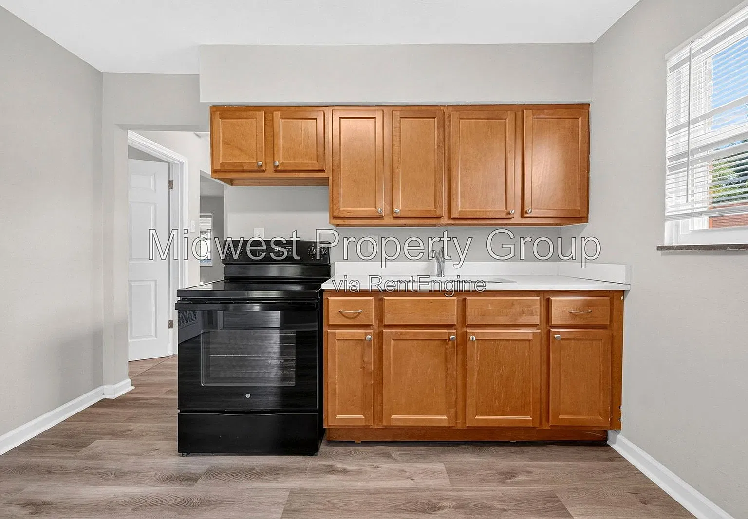 3 bed, 1.0 bath, 912 sqft, $1,225 — Photo 3