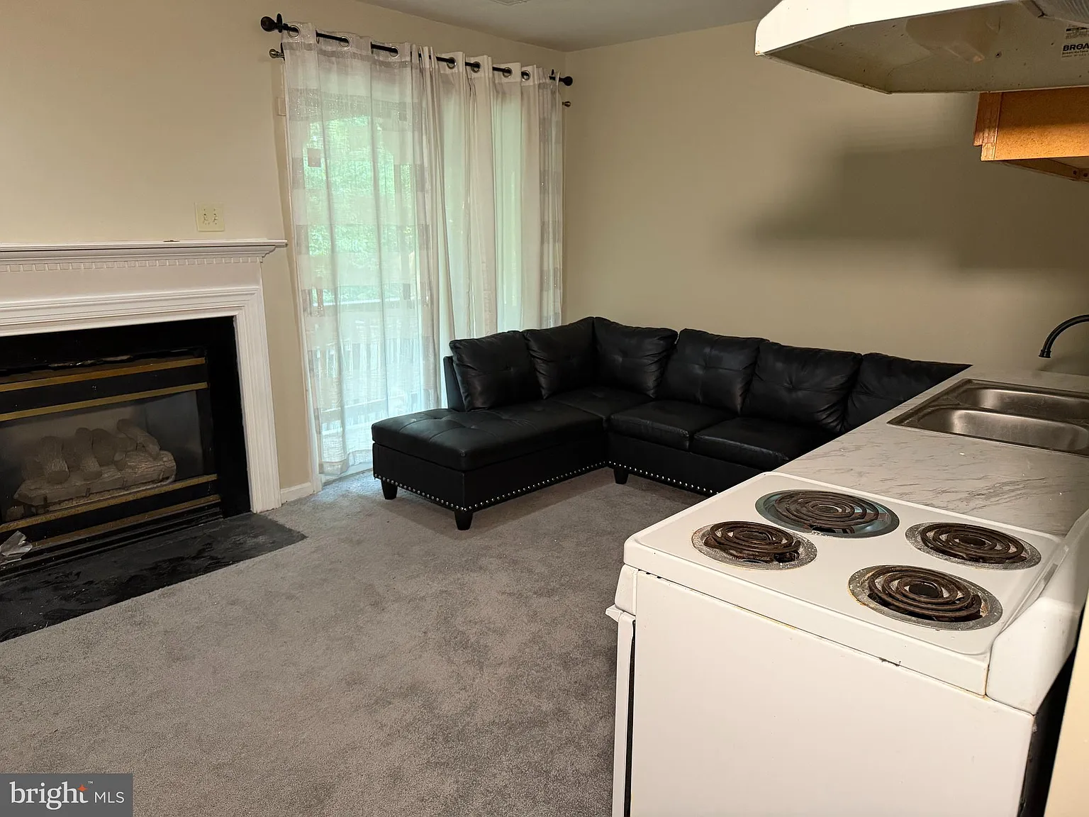4 bed, 3.5 bath, 1335 sqft, $1,300 — Photo 1