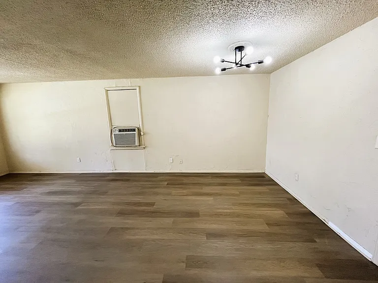 825 SW 56th St — Photo 6