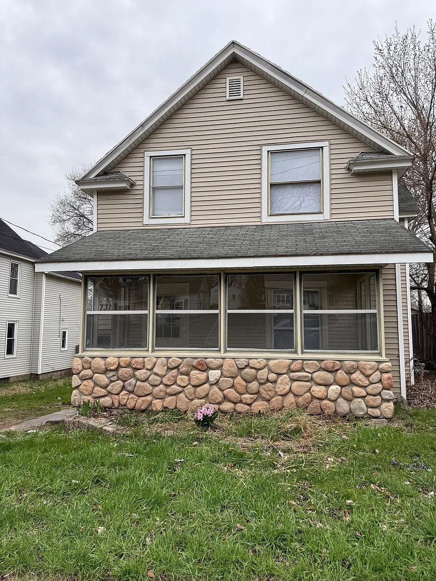 731 Emerald Ave NE photo 1