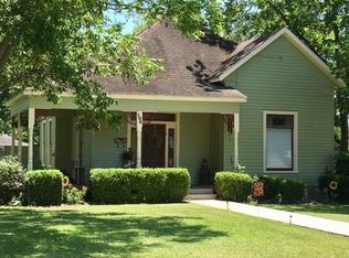 100 E Saint Charles St, Weimar, TX 78962