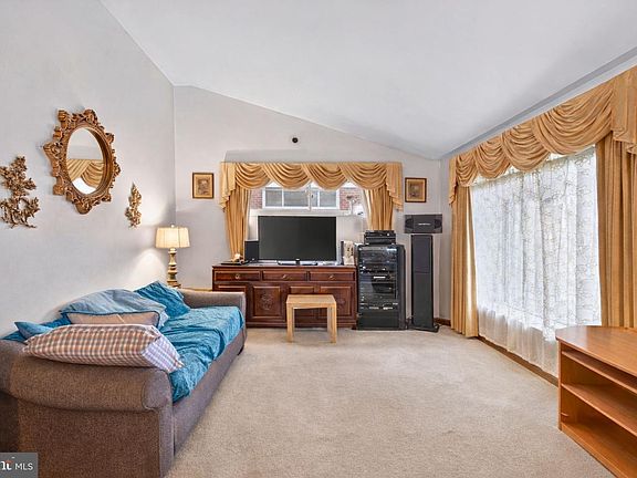 5th image of 10104 Kinross Ave