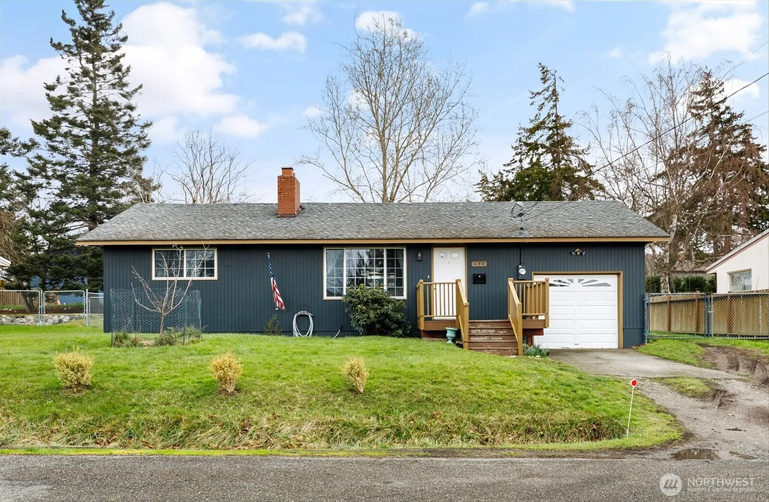 488 SE Quaker Street photo 1