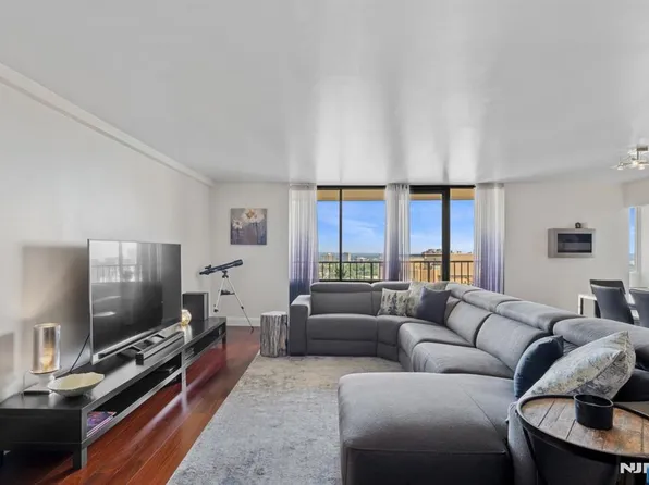300 Winston Dr APT 2908, Cliffside Park, NJ 07010