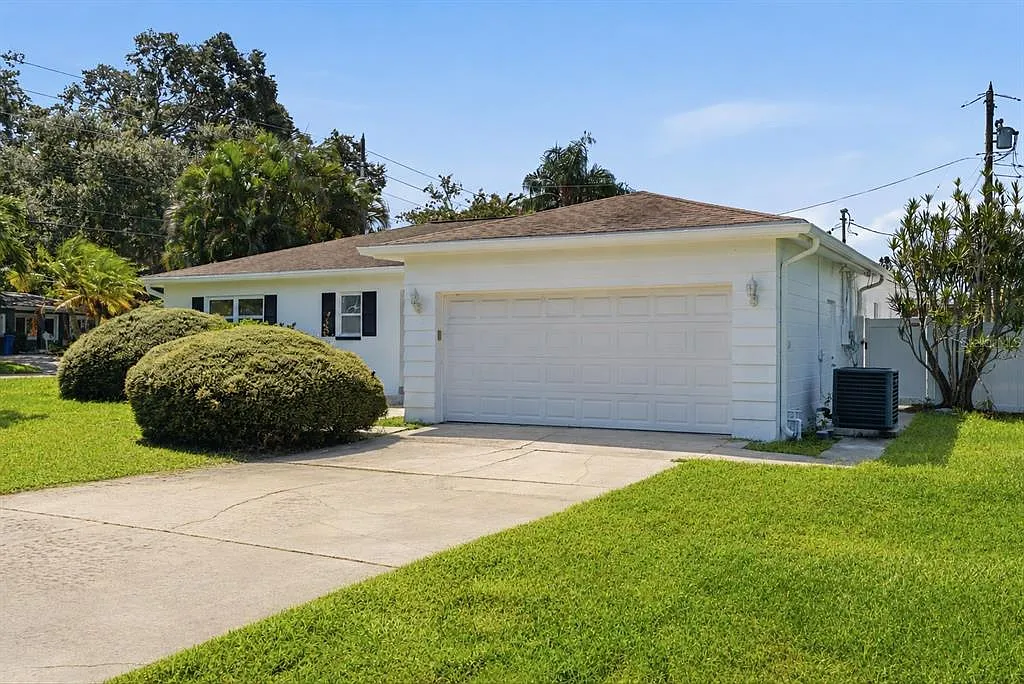 3 bed, 2.0 bath, 1755 sqft, $3,999 — Photo 3