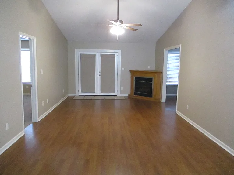 1219 Long Point Dr — Photo 2