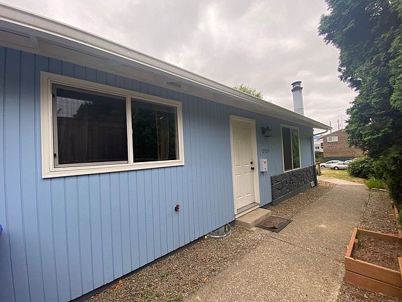 3rd image of 2923-2925 SE Waverleigh Blvd #2923