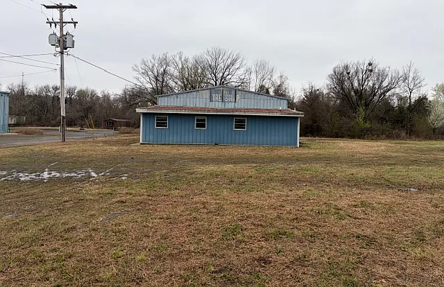 3 bed, 3744 sqft, $2,600 — Photo 2