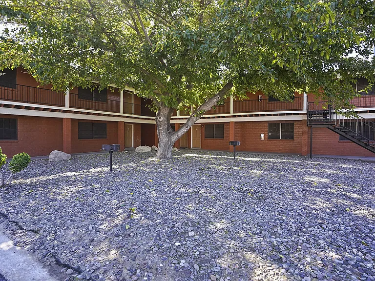 Paso Oeste Apartments — Photo 4