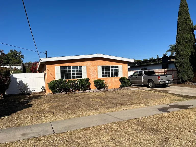 1129 Ocala Ave — Photo 1