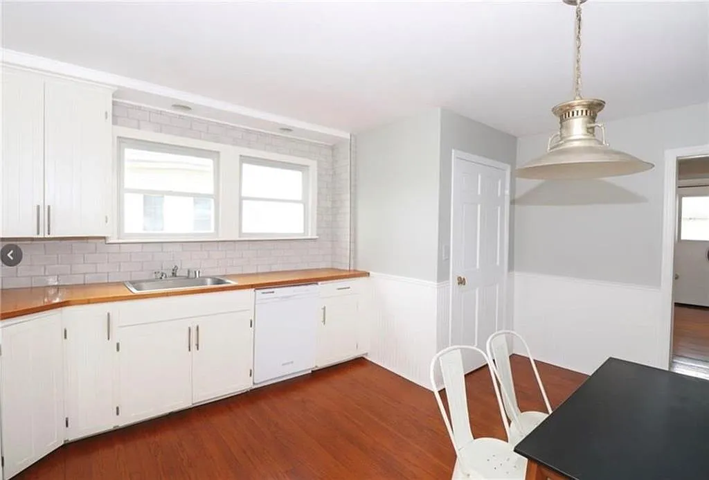 4 bed, 2.5 bath, 2267 sqft, $4,500 — Photo 3