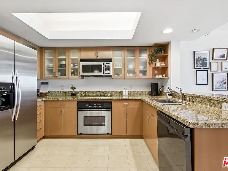 13700 Marina Pointe Dr #910 — Photo 2