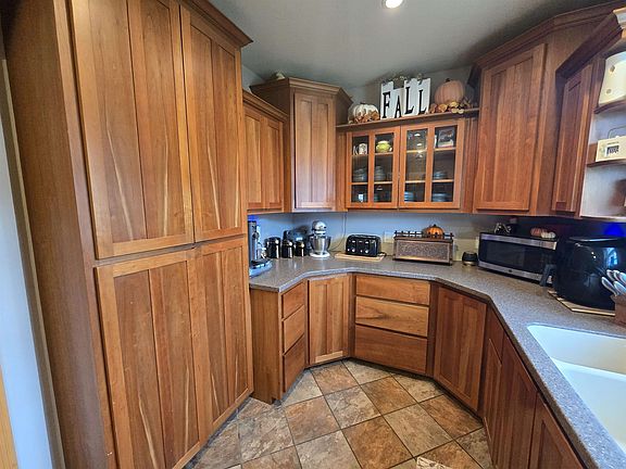 4th image of 83 Spring Street
