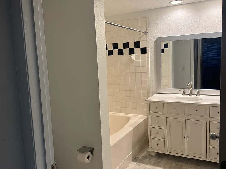 2320 W Azeele St #321 — Photo 7