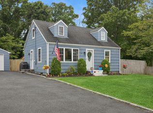 10 Elm St, East Patchogue, NY 11772