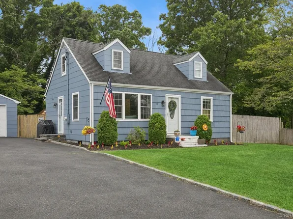 10 Elm Street, East Patchogue, NY 11772